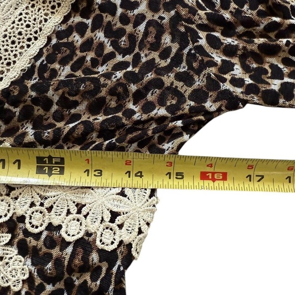 Elegant Lace Trim Leopard Print Blouse - Picture 4 of 6